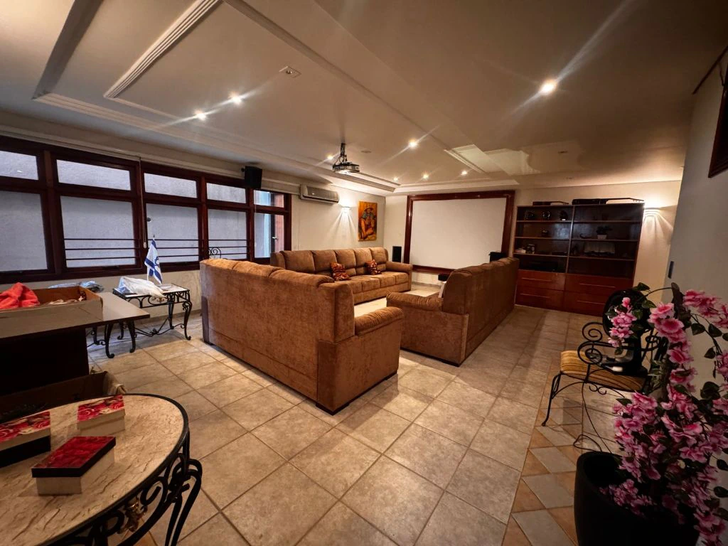 Home theater com projetor e sofás