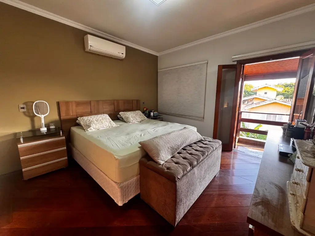 Suíte principal, com cama de casal e acesso à varanda